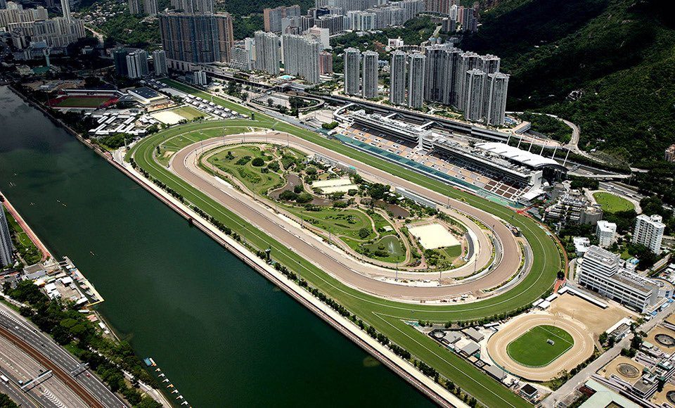 L’hippodrome de Sha Tin vu du ciel : la piste en sable est l’anneau intérieur, à la corde du gazon.