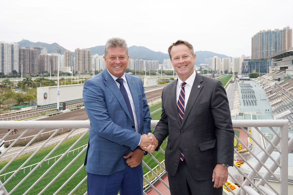 Andrew Harding, directeur des courses du Hong Kong Jockey Club, a accueilli Brett Crawford à Sha Tin, vendredi matin 7 février.